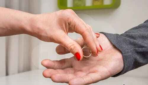 معایب دادن حق طلاق به زن